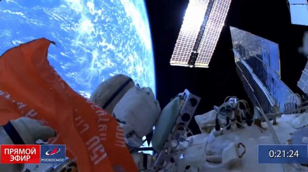 Российские космонавты развернули знамя Победы в открытом космосе на МКС 